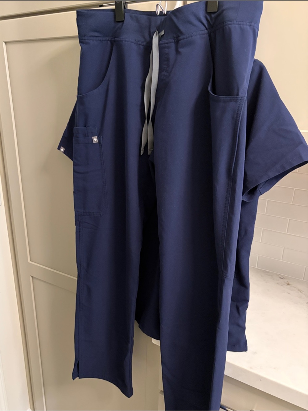 Figs Women's V-Neck Scrub Set- Navy Blue M